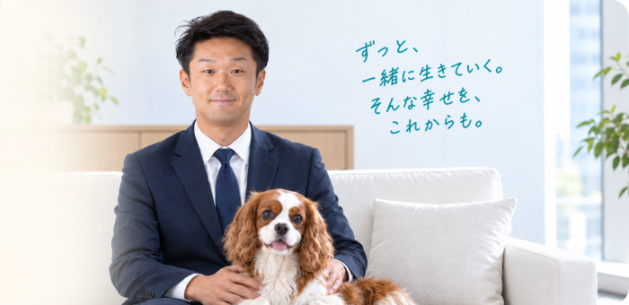 愛犬を抱く代表取締役 奥村拓
